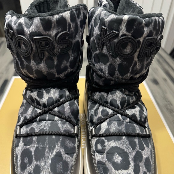 Michael Kors Cassia Black and Gray Cheetah Print Ankle Booties Size 9.5 - Picture 11 of 16